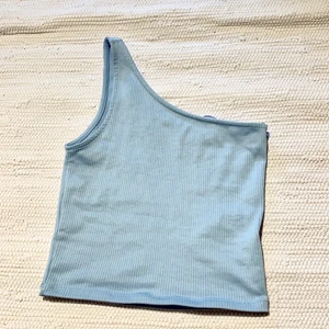 Gina topp - Säljer en superfin gina topp i xs som är skön och sitter snyggt! Det är i en fin pastellblå färg och säljer den för 100kr! Bild 1 lånad