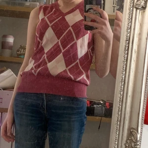 stickad rosa väst :-) - Köpt second hand för några månader sen och har endast använts två gånger, men kommer inte till användning längre. I nyskick.  