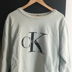 Jättesnygg Calvin Klein tröja i mint grön/vit som inte används. Stl M men passar även S. Jättebra skick! 