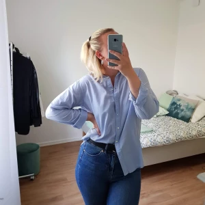 H&M BLÅ SKJORTA  - Enkel & stilren skjorta från H&M. Bara använd knappt en handfull gånger så i fint skick!