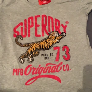 Superdry ströja  - Säljer min superdry tröja då den inte kommer till användning. 50kr