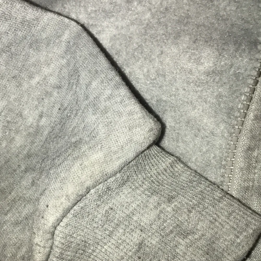 Hej 🙋‍♀️ säljer denna gråa zip hoodie i storlek 34. Säljer för att fick två nästan lika dana i julklapp💞 använd 2 gånger och fortfarande mjuk inuti. Köpt på shein för 169 kr. Hoodies.