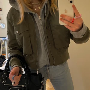 Bomber Jacka - Super fräsh och cool bomber jacka i en militär grön färg, med silver detaljer! Passar båda till vår, höst och sommar. Den är väldigt puffig och i nyskick då den är lite för liten för mig. Passar xs-m beroende på hur man vill att den ska sitta💖