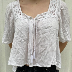 Vit Blus Från Hollister, XS - Jättesöt vit blus som passar för nästan alla lägen! Den är väldigt sval och luftig och lätt att ha och göra med, perfekt till sommaren☀️💕 Den ser väldigt skrynklig ut på bilderna men kommer självklart strykas! Frakt tillkommer 45kr 