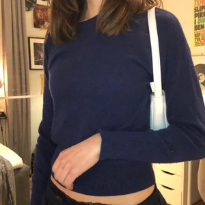 Marinblå tröja 100% cashmere   - Marinblå cashmere tröja storlek XS. Otroligt skön mot huden. Säljs inte längre. Från uniqlo. Ny pris 1300kr. Inga håll eller fläckar, inte alls sliten. Snålt använd