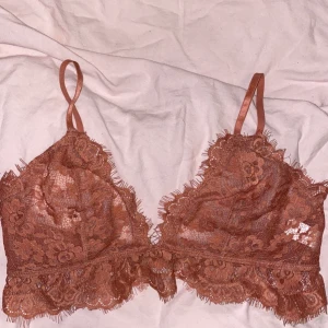 Bralett NAKD - DEN POPULÄRA BRALETTEN FRÅN NAKD! Endast testad. På mig som har 75D i BH var denna för liten i ”kuporna”. Liten i storlek överlag