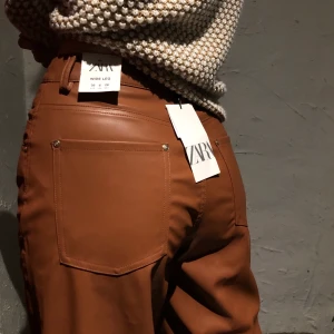 Bruna skinnbyxor😇 - Jag säljer ett par asballa skinnbyxor från Zara! Helt slutsålda, helt oanvända med prislappen kvar! Säljer pga av att dom är förkorta för mig. Som referens, är min kompis på bilden 173. Hör av er vid intresse! 😋 Nypris: 400