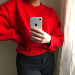 Röd stickattröja stl M - En glad, oversized stickad tröja perfekt till våren! Normalt använd. Kan mötas upp i Stockholm alternativ frakta (frakt ingår i priset)😋🌈