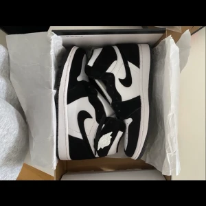 Air Jordan 1 High-panda - HELT NYA! OANVÄDA                                      Säljer pga att det kom i fel storlek. Finns att hämta upp i Råcksta eller Hagsätra. 