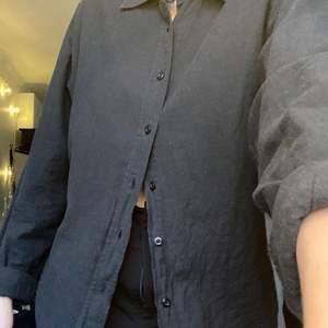 Skjorta från Bertoni jeans i storlek L, men skulle mer säga att den är som en S/M. Bra kvalitet med en urtvättad svart färg.