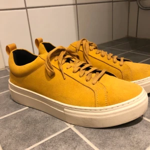 Gula mocka sneakers Vagabond - Knappt använda sneakers i mocka från Vagabond. Skorna har en hög sula och är i en senapsgul färg. Riktigt bra skick! Köpare står för frakt!💞💞