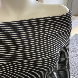 Långärmad off-shoulder - Oanvänd off-shoulder tröja