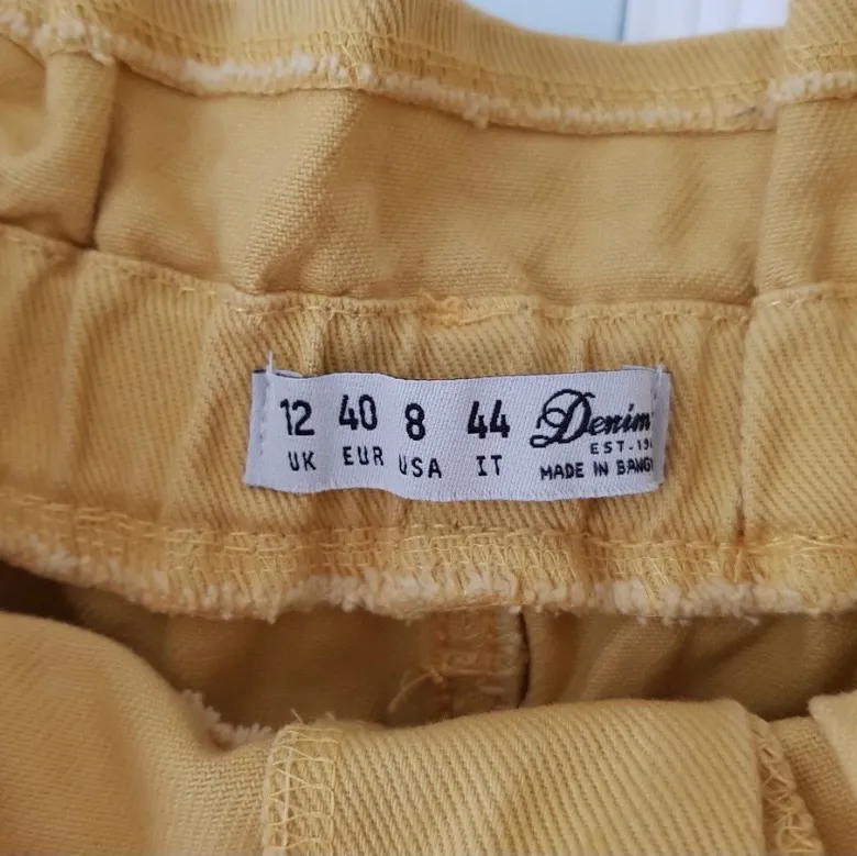 Fina gula jeans från Primark i paperbag stil. Väldigt hög midja & lite mom jeans stil. Ej fungerande fickor bak. Perfekta till sommaren! ALDRIG använda så i utmärkt skick!. Jeans & Byxor.