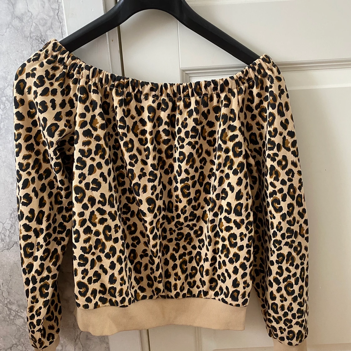 Offshoulder tröja leopard  - 90