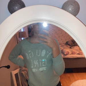 GIRL power tröja - Jag har aldrig använt den men är köpt begagnad så väl använd. Superfin färg. Från Warp storlek 158/164.
