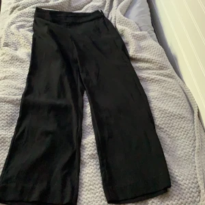 Kostym byxor  - Svarta kostym byxor från Lindex! För stora.. 