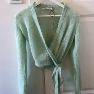 Tröja/kofta - Jätte fin mintgrön tröja från nakd. I strl S, endast använd en gång så i fint och felfritt skick. Nypris 500:- - mitt pris 200:-