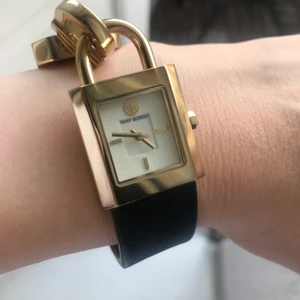 Tory Burch klocka - Säljer denna fina märkesklocka. Nypris 3000 kr säljer nu för mindre än halva priset. Riktigt fin och fräsch klocka knappt använt. 