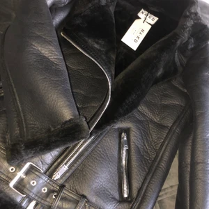 Jacka  - Säljer min helt helt oanvända jacka! Den är från NA-KD och är helt ny. säljer den på grund av att öppetköp har löpt ut. Den är helt faktiskt snygg och riktigt varm med foder in i jackan, detaljerna och formen är så modern och super snygg på! NY - skick bokstavligen talat! 