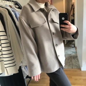 Jacka från NAKD🌟 - Boxig, oversized skjortkrages i fin beige färg från NAKD💓 startpris 200 sek eller bud i kommentarerna🌟 kan mötas upp i Stockholm eller så står köparen för frakten🥰