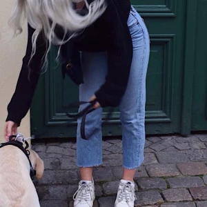 Levi’s 501 jeans - Säljer mina superfina Levis jeans i modell 501, då de är lite korta på mig som är 169❤️ jättefint skick, själva levistrycket är lite urtvättat så är lite osäker på storleken, men skulle säga att de är w26 och L30 ungefär🥰 köpare står för frakten❤️