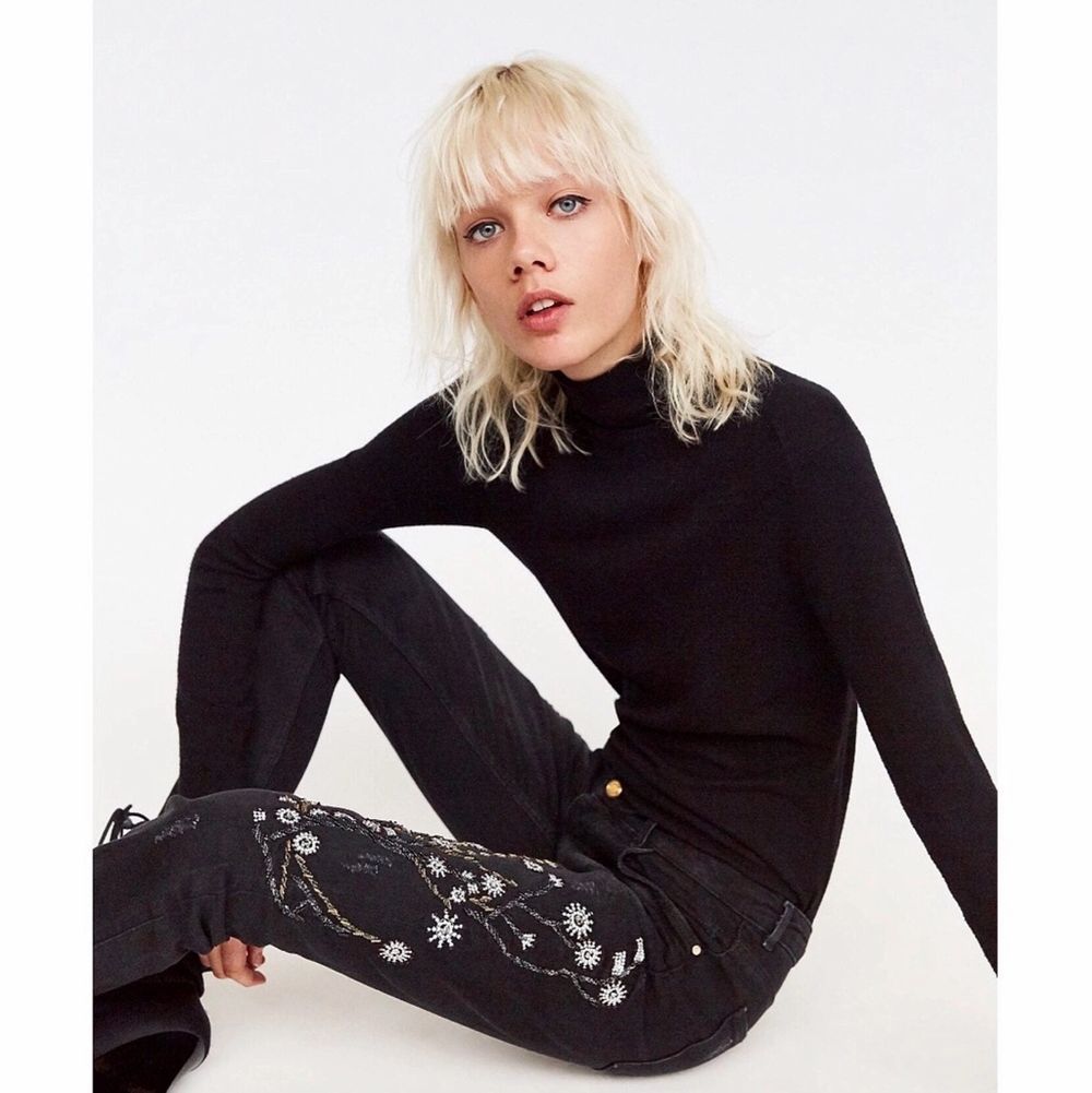Zara trafaluc denimwear men superfina broderier på ena benet. Strl 34 och true to size men inte särskilt mycket stretch. Bra skick och säljer bara pga för små. Köparen står för frakt. Lånade två första bilder och priset går att diskutera. Jeans & Byxor.