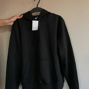 Svart hoodie - Svart hoodie helt oanvänd, prislapp finns kvar.