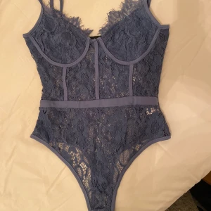 Body  - Blå body i spets, aldrig använt (storlek 34) 💙 Rosa body i storlek XS som också är oanvänd 💗 köparen står för frakt (51kr, spårbart)📦🌟