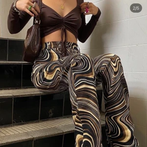 Brun topp från Zara  - Hej ! Jag säljer den jättefin och slutsåld brun topp från Zara som är trendig! Prislappen sitter kvar och det är justebar ❤️ aldrig använt ! storlek M, men passar mig som brukar att ha S :) skriv privat för egna bilder 🤎🤎 80kr + frakt ! ✨BUD : 125kr + frakt !!!!