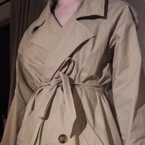 Kappa - Beige oversize kappa i väldigt bra skick. Nästan ända ner till ankeln på mig som är 161. Stora fickor framtill. Knapparna är endast där som dekoration. Kappan är i storlek 36 men skulle absolut funka på större storlekar om man inte vill ha den lika oversize. Kappan är inte fodrad den funkar väldigt bra som ett plagg över på sommaren eller som en vår och höstkappa. Budgivning i kommentarsfältet, startpris 200.