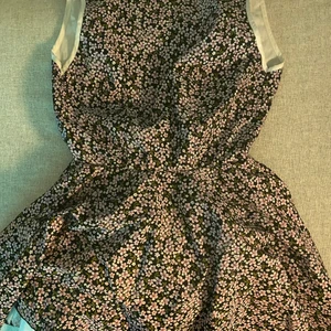 Somrig klänning från Jones+Jones - Somrig klänning från Jones+Jones, stl 10. Underkjol i tyll. Pris kan diskuteras!