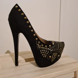 Black and yellow  - Svarta Plato med guld detaljer. 