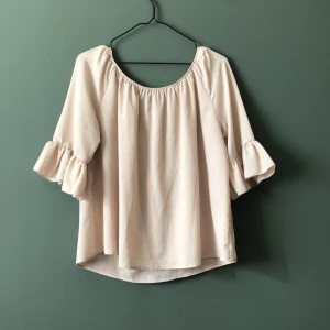 Beige offshoulder - Knappt använd. Inga fläckar etc. Har swish