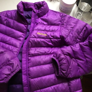 marmot dunjacka  - Vintage marmot jacka i väldigt bra skick. Inga defekter och köptes för 1999 kr ca. Skriv gärna om ni har några frågor!  