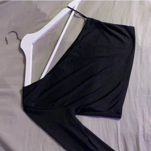 Topp - Jättesnygg topp från SHEIN, endast testad. Den är för liten för mig därför säljer jag den. Pris 60 + frakt💓 