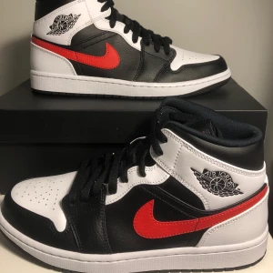 Air Jordan 1 Mid ”Chile Red” - Helt nya Jordan 1’s i storlek 40, 41, 42.5. Skickas dubbelboxat så orginallådan inte skadas. Kan fraktas på köparens bekostnad eller mötas i Gävle. Digitalt kvitto & box ingår givetvis! Hör av er vid frågor/fler bilder.