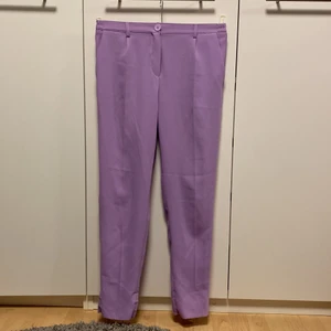 Lila kostymbyxor  - Lila kostymbyxor som är köpta här på plick men aldrig kommit till användning😊