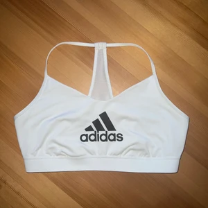 Adidas sportbra  - Sportbra storlek M , är super bra skick har inte använt den mycket.  Anser den som rätt i storlek.