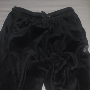 Juicy couture byxor xs  - Säljer min kompis gamla juicy byxor inga skador eller något permanenta fläckar, köpte dom för 800kr. skriv till mig för mer bilder och info osv.