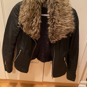 Svart Skinnjacka med päls - En super snygg jacka som är riktigt bra till våren .. verkligen en cool jacka som passar till allt 