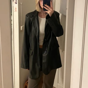 Kavaj, strl 34 - Säljer denna supersnygga kavaj i skinnimitation från NAKD. Så användbar!😍🖤 Passar till precis allt. Oversized modell. Använd en gång så inga defekter alls💓 köpt för cirka 2 veckor sedan för 799kr, säljer för 350kr+frakt✨