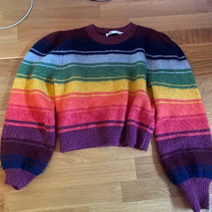 Stickad regnbågströja - Stickad regnbågströja från Zara i strl S, använd fåtal gånger. Frakt tillkommer