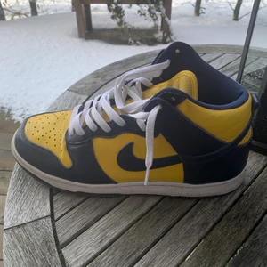 Nike dunk high Michigan  - Säljer då dem börjar bli lite små och använder dem för lite. Inga flaws bara allmäns saker som kommer nära man använt dem. Tre snören med kommer. Kvitto och Nike låda 