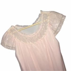 nattlinne - fint gammalt ljusrosa nattlinne. finns ingen lapp men jag skulle säga att den passar xs-m. den har flera lager så den går att ha som klänning ute utan att man ser helt naken ut.