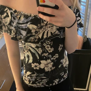 Blommig tröja - Blommig off shoulder tröja köpt på gina tricot i storlek s men passar även xs