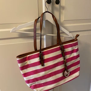 Väska  - Rosa/vit randig fake Michel Kors väska