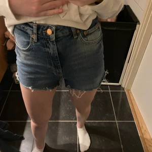 Blå shorts - Mörkblå shorts från gina tricot i modellen leah, de är avklippta. Storlek 38 men passar mig som har 34/36