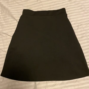 Svart kjol  - Fin svart kjol, aldrig använd 