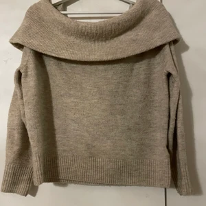 off shulder tröja  - En off shulder tröja i tjockt och varmt material. Den är stor i storleken så passar från XS-M