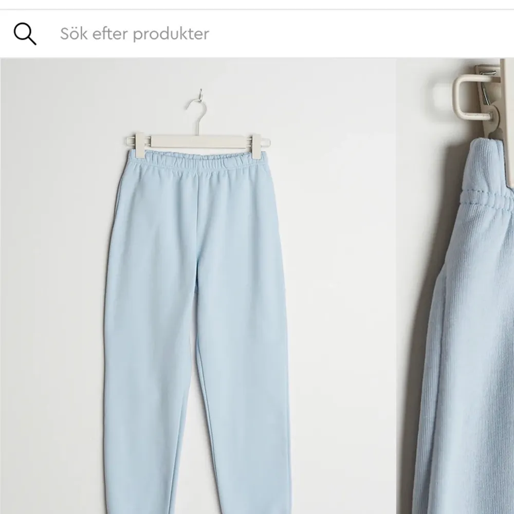 Säljer nu mina mysbyxor för dom tyvärr inte kommer till användning längre. Inte använda så mycket, jätte fin färg och passar till de mesta.. Jeans & Byxor.